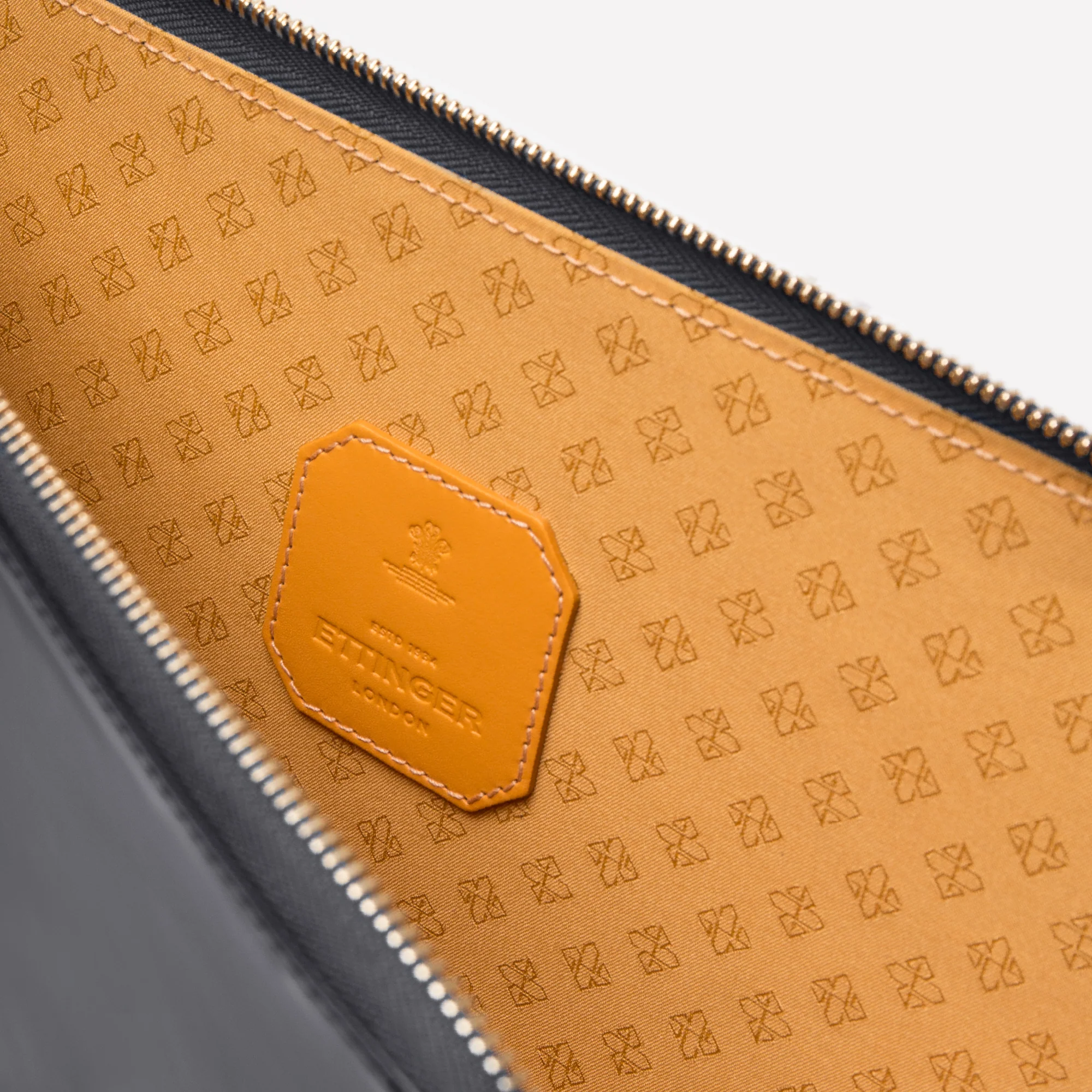Bridle Hide Medium Zip Pouch - Image 38