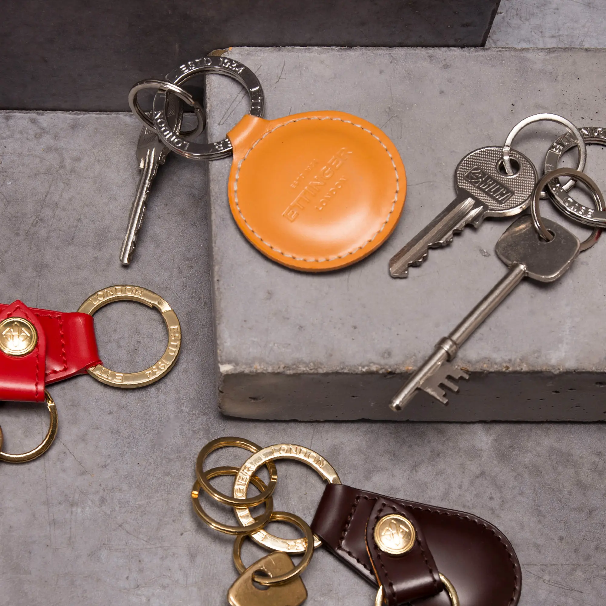 Bridle Hide Round Key Fob - Image 3