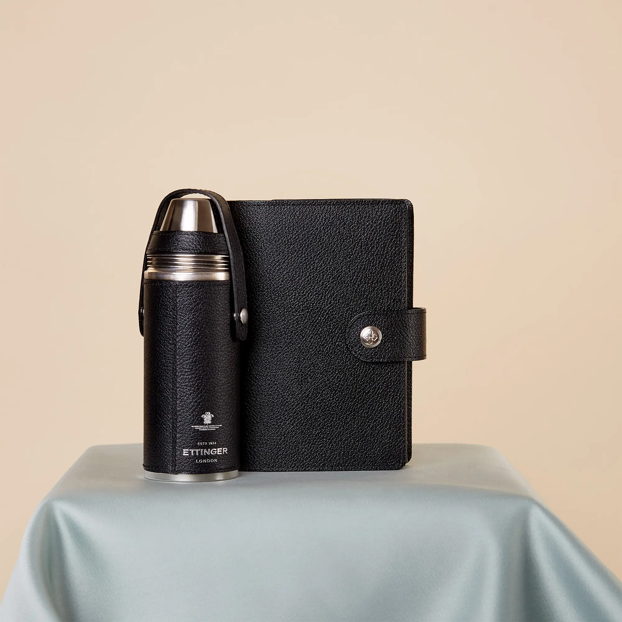 Capra 8oz Hunter Flask with 4 Cups - Image 16